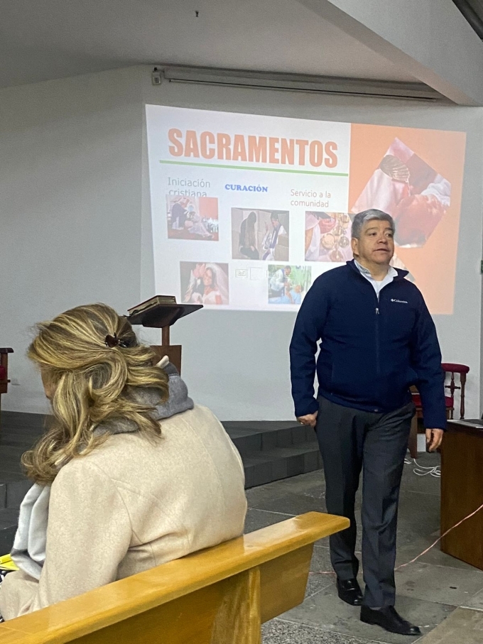 El Padre Jorge Gonzalo Marín García, con gran dedicación y entrega, acompaña el proceso de formación del Grupo Apóstoles de la Esperanza.